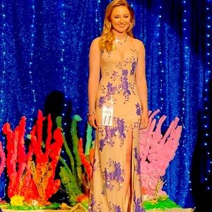 Beautiful prom/pageant dress. Size 5 but fits like a 2